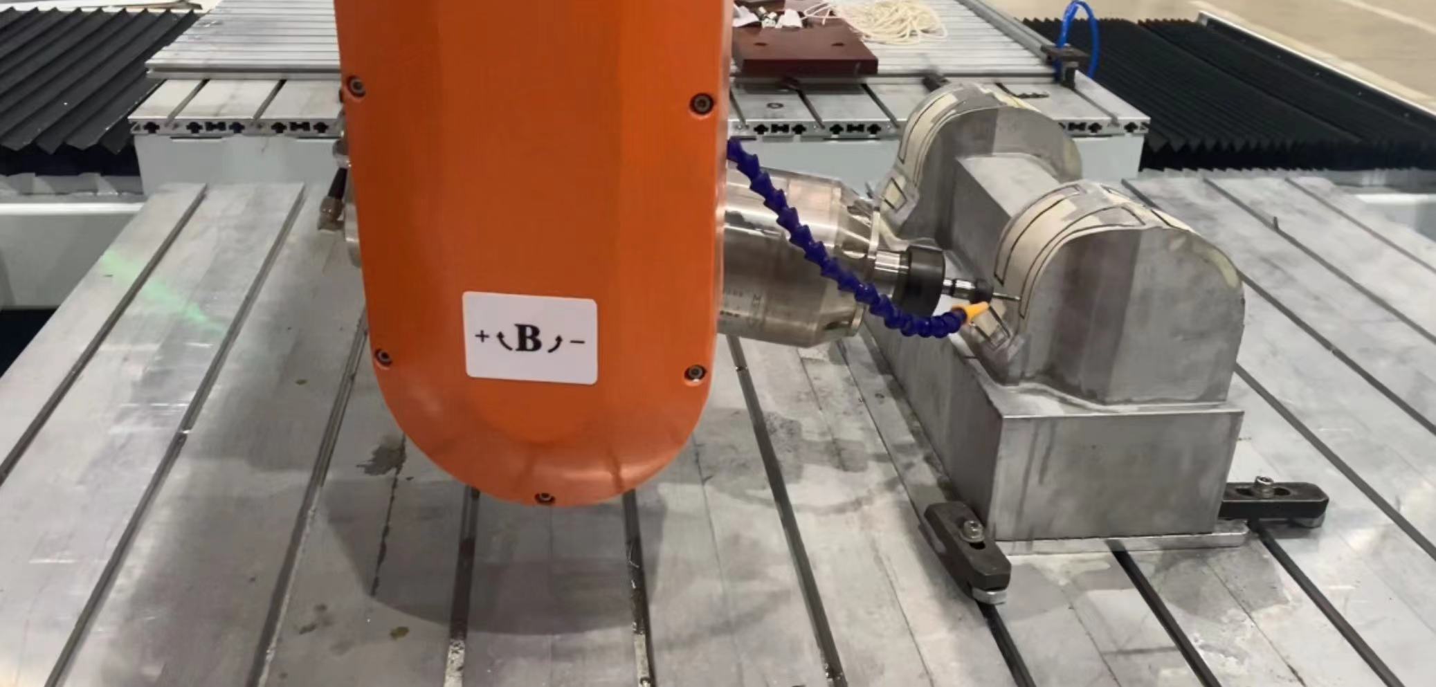 18Al&uuml;minyum kalıp işleme i&ccedil;in beş eksenli cnc işleme merkezi.