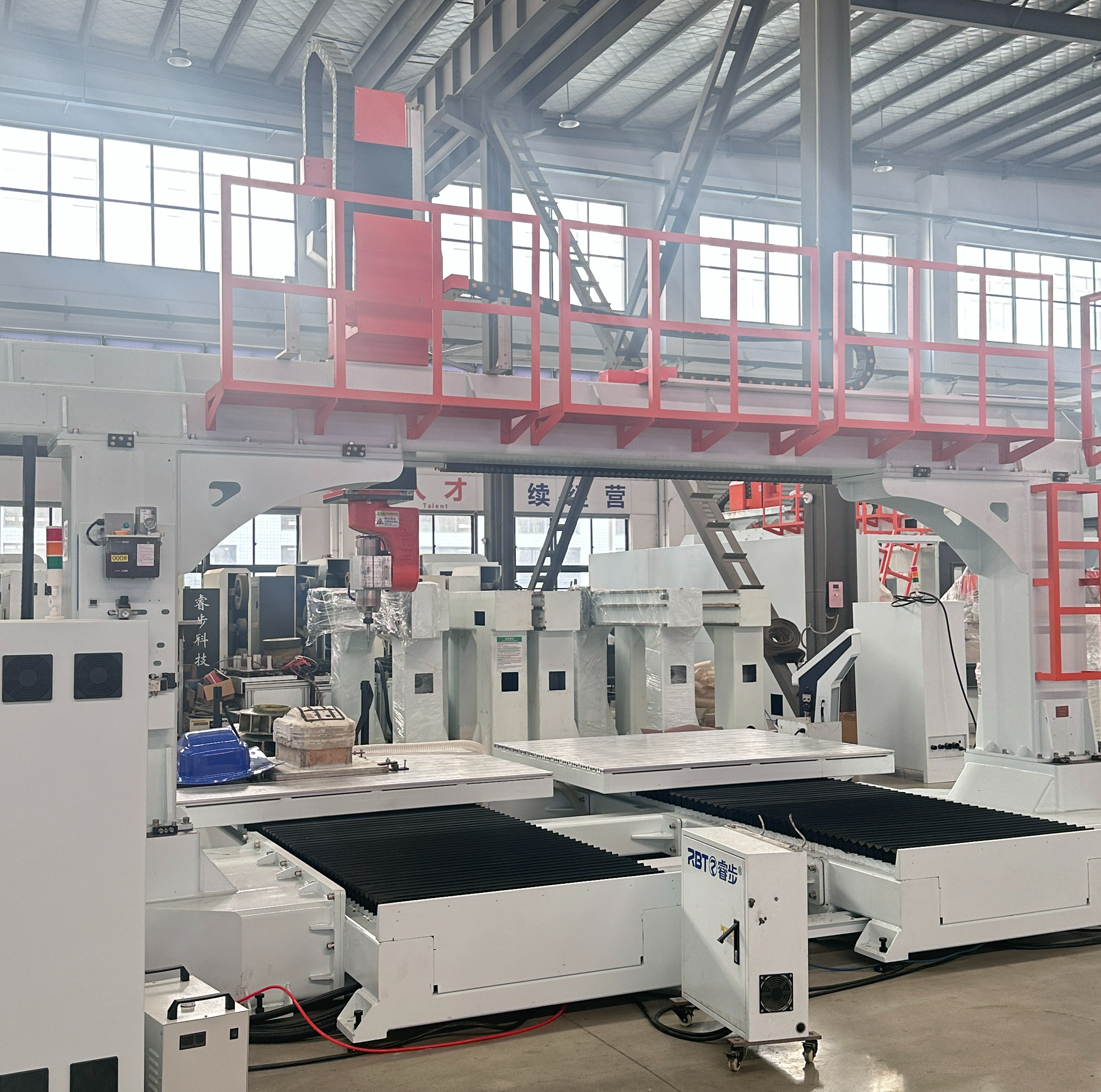 CE, PP/PE/PC/PET/PET/ABS Kalıp İşleme için Çift Çalışma Müdürü ile 5 Eksenli CNC Yönlendirici onaylı
