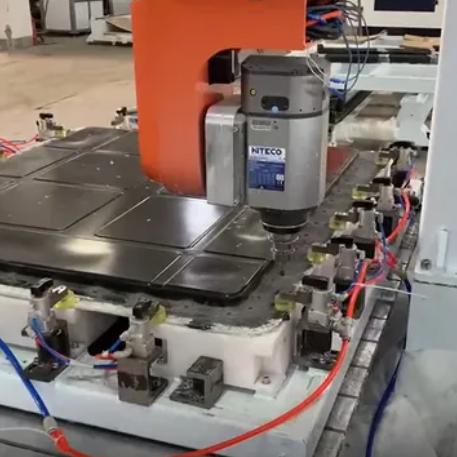 Kompozit malzeme işleme için yüksek hızlı çok eksenli CNC makinesi