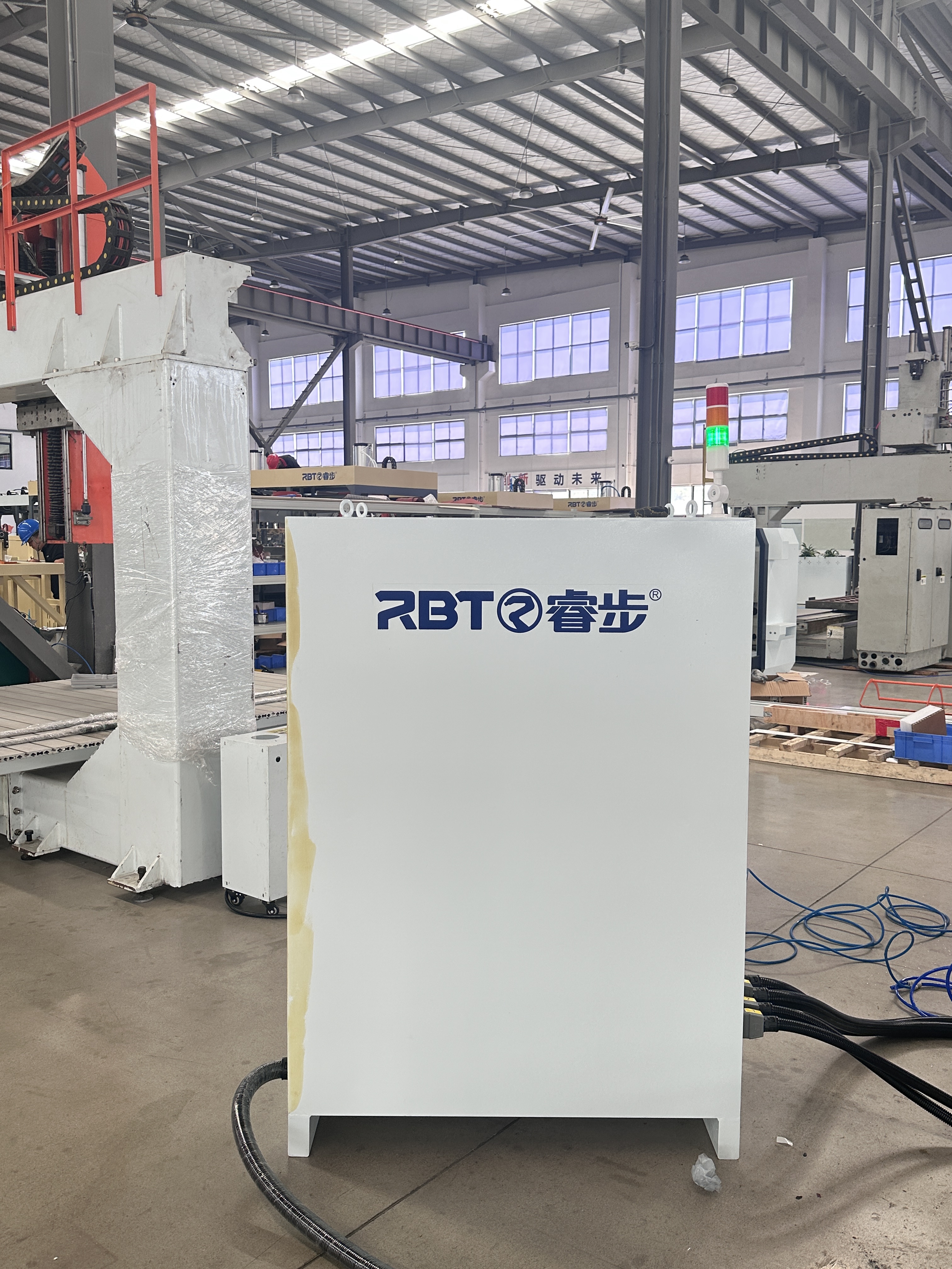 Karbon fiber tüp parçaları için çok avlu 5 eksenli CNC gravür yönlendirici