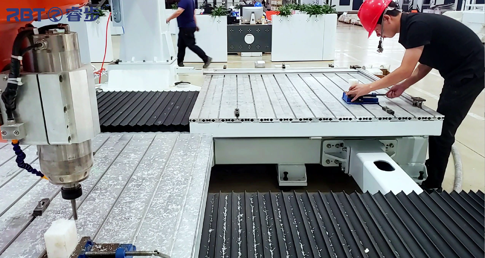 İkiz tablo ile 5 Eksen CNC makinesi